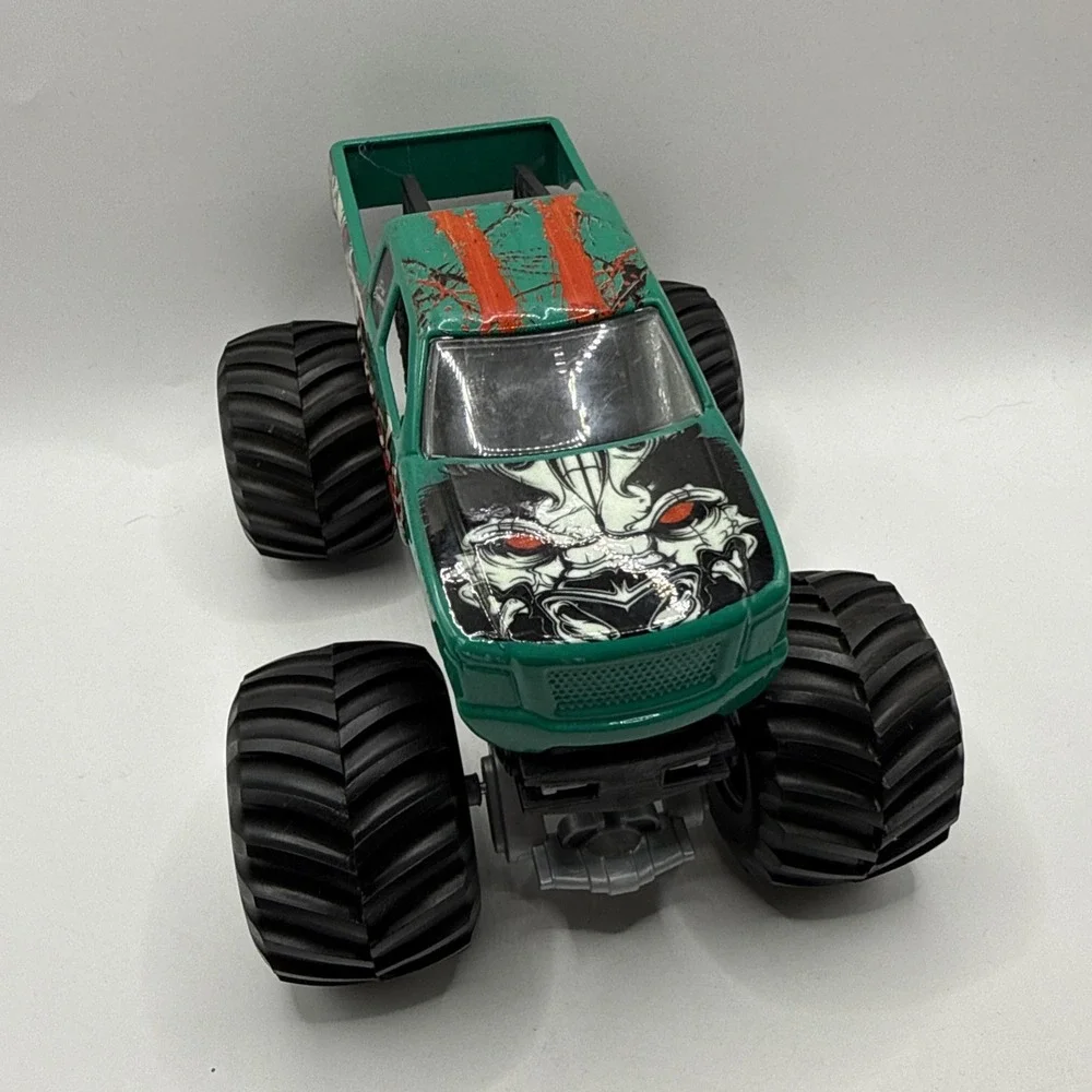 2016 Hot Wheels Monster Jam Trucks Green Thrasher True Metal 8